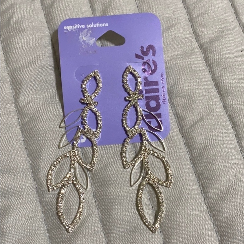 NWT Claire’s long earrings